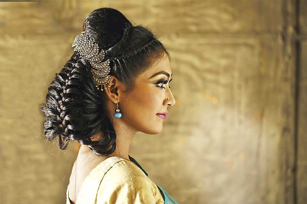 বাহারি খোঁপায় নকশাদার কাঁটা, সৌন্দর্য বাড়াচ্ছে একে অপরের। মডেল: লোপা, চুলের কাঁটা: কনক, সাজ: মিউনিস ব্রাইডাল, ছবি: সুমন ইউসুফ
