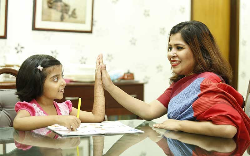 ছুটির পরেই চাপ না দিয়ে ওকে বুঝিয়ে পড়াতে বসান। ছবি: অধুনা