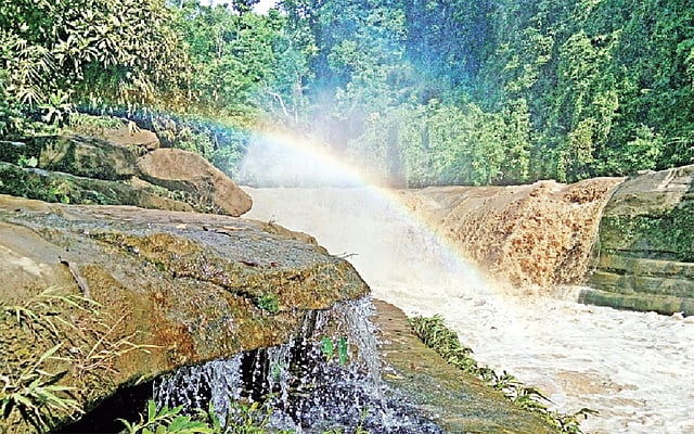 নাফাখুম ঝরনা ​ঘিরে বাতাসে সৃষ্টি হয়েছে রংধনু l প্রথম আলো