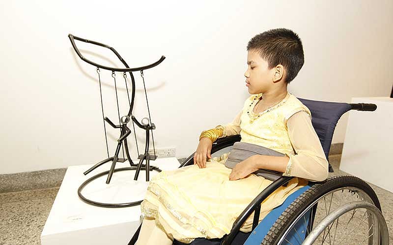 প্রদর্শনী ঘুরে দেখছে এক শিশু