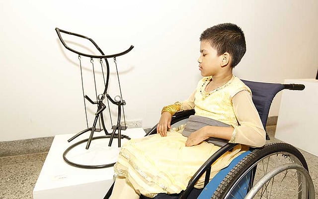 প্রদর্শনী ঘুরে দেখছে এক শিশু