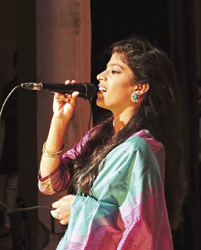 গান পরিবেশন করেন জেলি দাস