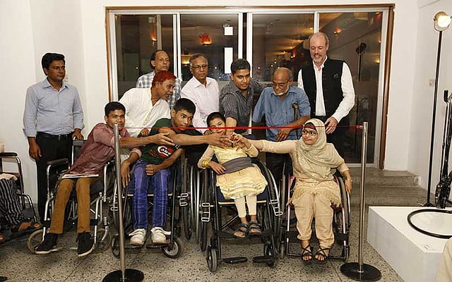 প্রদর্শনীর উদ্বোধন করছে শিশুরা