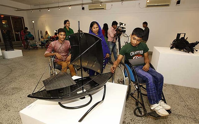 প্রদর্শনী ঘুরে দেখছে শিশুরা