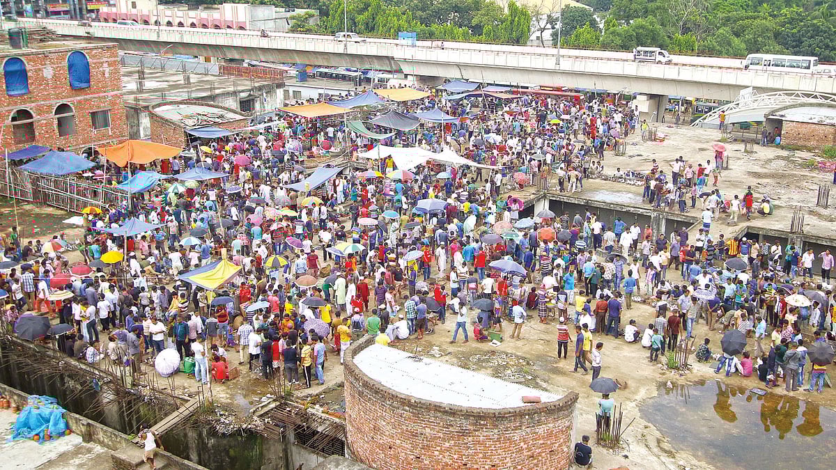 কাপ্তানবাজারে প্রতি শুক্রবার বসে কবুতরের হাট। শৌখিন কবুতর ক্রেতা–বিক্রেতারা এখানে এসে বেচাকেনা করেন। ছবিটি গতকালের হাটের l আবদুস সালাম