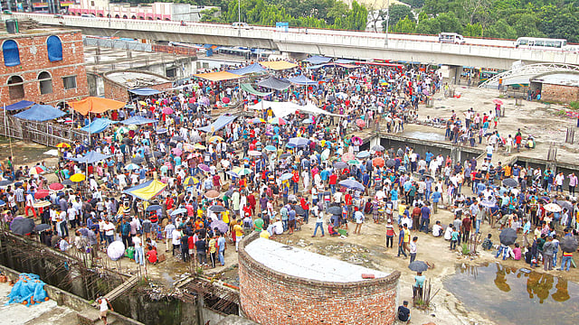 কাপ্তানবাজারে প্রতি শুক্রবার বসে কবুতরের হাট। শৌখিন কবুতর ক্রেতা–বিক্রেতারা এখানে এসে বেচাকেনা করেন। ছবিটি গতকালের হাটের l আবদুস সালাম