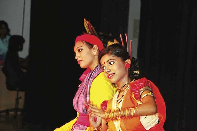 দ্বৈত নৃত্য পরিবেশন করেন প্রতিছী কর্মকার ও দিবারতী তালুকদার