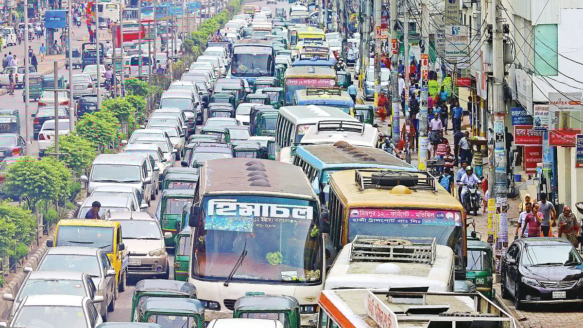 গাড়িতে গিজগিজ করছে সড়ক। রাজধানীতে এমন যানজট নিত্যদিনের চিত্র। ছবিটি গতকাল সকালে কাজী নজরুল ইসলাম অ্যাভিনিউ থেকে তোলা l প্রথম আলো