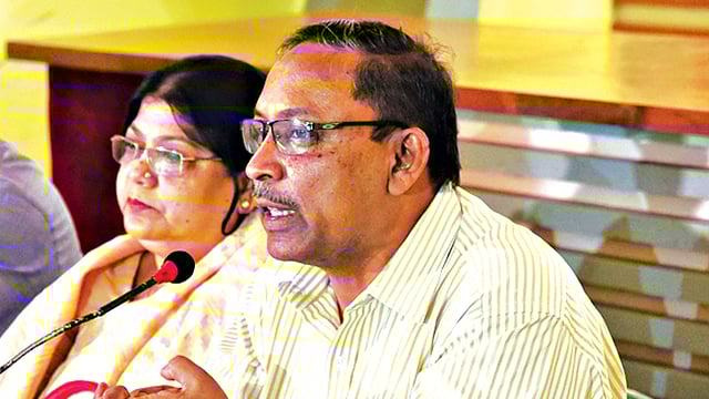 মতবিনিময় সভায় বক্তব্য দেন সনাক চট্টগ্রামের সভাপতি প্রকৌশলী দেলোয়ার মজুমদার