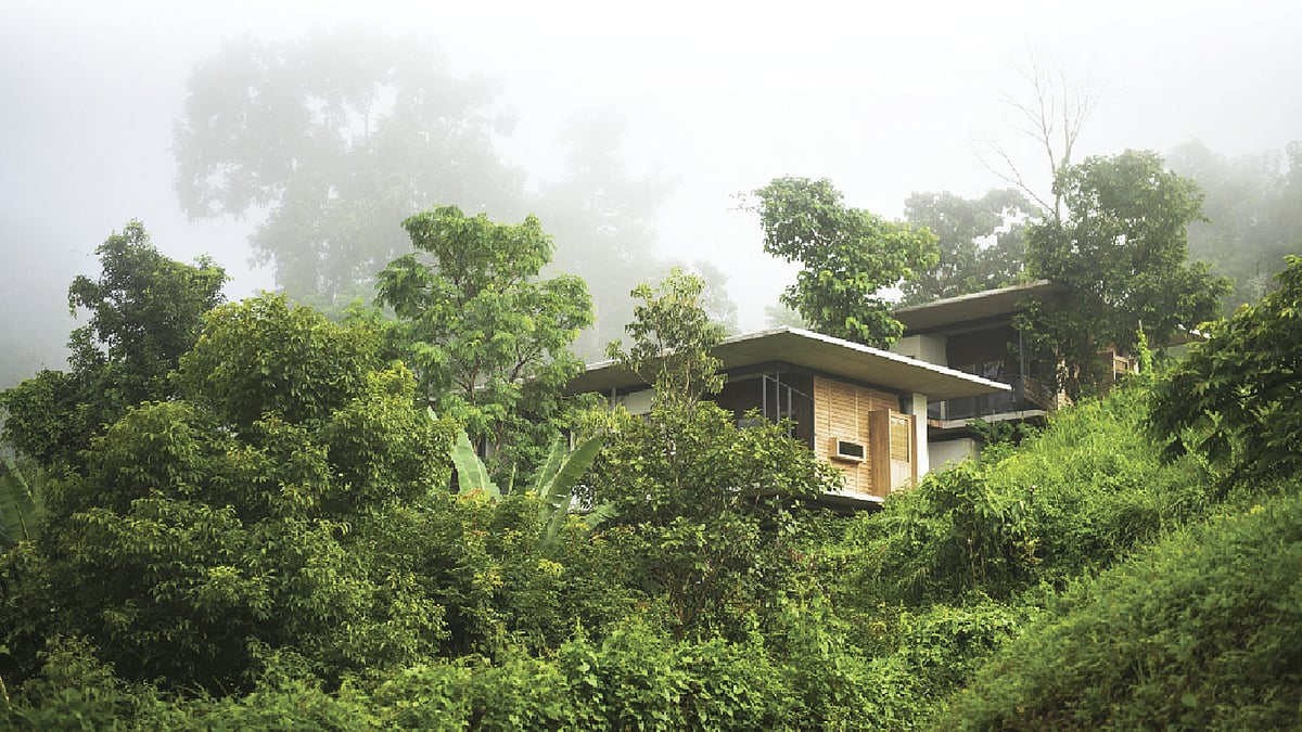 পাহাড়ের ওপর এভাবেই চলে মেঘের লুকোচুরি