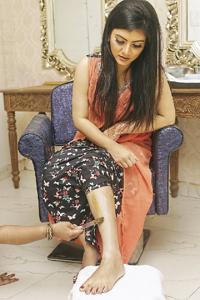 প্রাকৃতিক উপাদানে তৈরি ওয়্যাক্স লাগানো হচ্ছে পায়ের ত্বকে। মডেল: সারা, কৃতজ্ঞতা: পারসোনা, ছবি: নকশা