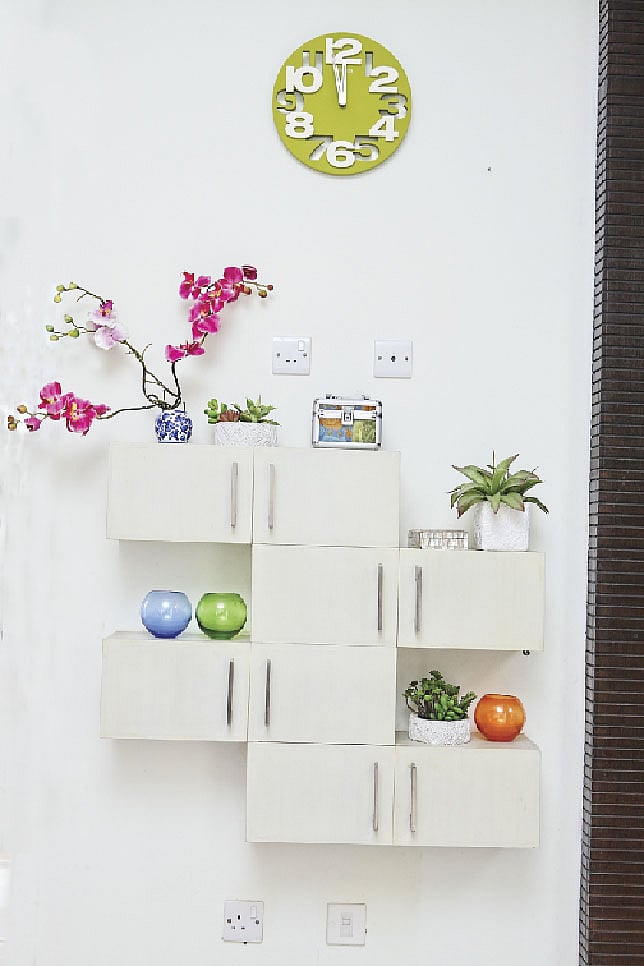 ঘরের ধরন বুঝে তাকের নকশা বেছে নিন। কৃতজ্ঞতা: শাহেদা পারভীন ছবি: খালেদ সরকার