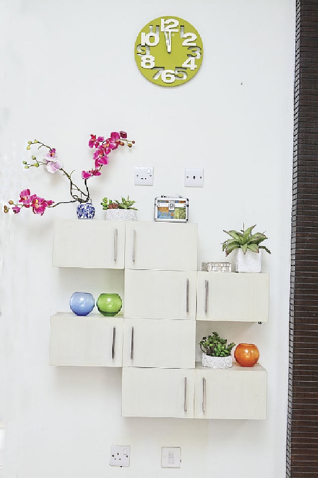 ঘরের ধরন বুঝে তাকের নকশা বেছে নিন। কৃতজ্ঞতা: শাহেদা পারভীন ছবি: খালেদ সরকার