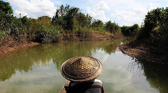 খাল দিয়ে প্রবেশ করছে পর্যটকদের নৌকা। ছবি: আনিস মাহমুদ