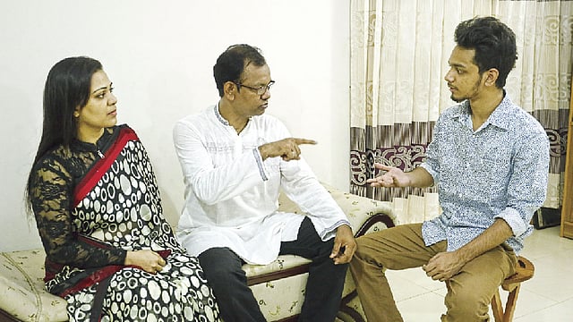 সন্তানকে দোষারোপ না করে অভিভাবককেও নিতে হবে অনেক দায়িত্ব। মডেল: মনি, শাহিন ও ফাহিম, ছবি: সুমন ইউসুফ