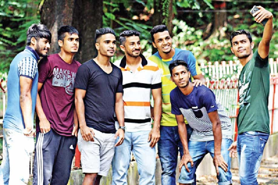 প্রিমিয়ার লিগে খেলছেন বিভিন্ন ক্লাবের হয়ে। কিন্তু একটা জায়গায় এঁরা এক—সবার বাড়ি সিলেটে। নিজের শহরে এসে তাই আড্ডায় মেতে উঠলেন আট ফুটবলার। এক ফাঁকে সেলফি তুলতে ব্যস্ত হয়ে পড়লেন মাসুক মিয়া জনি। ফ্রেমবন্দী হলেন (বাঁ থেকে) সাইফুল, সাদ, তকলিচ, ইয়ামিন, ওয়াহেদ ও বিপলু। কাল সিলেটের গৌড়গোবিন্দ টিলায় l আনিস মাহমুদ