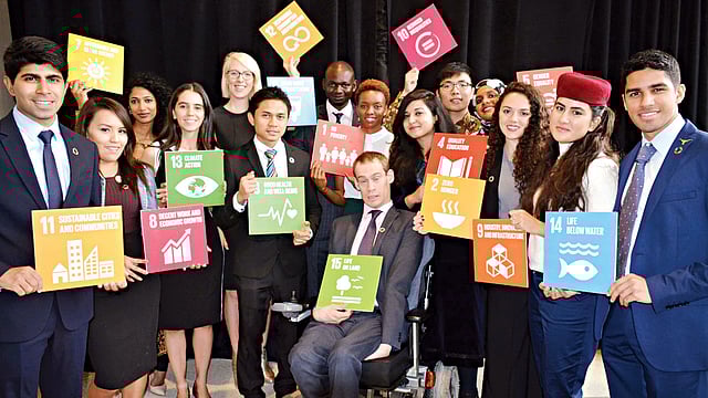 জাতিসংঘের সাধারণ পরিষদের অধিবেশনে আমন্ত্রিত তরুণ নেতাদের সঙ্গে সওগাত নাজবিন খান। ছবি: সংগৃহীত