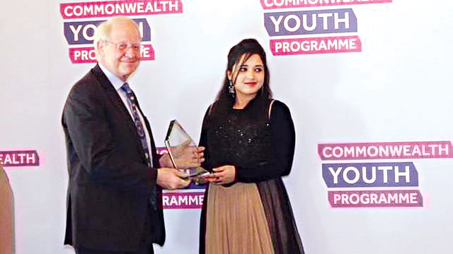 কমনওয়েলথ যুব পুরস্কার নিচ্ছেন লেখক