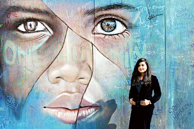 নিউইয়র্কে জাতিসংঘ সদর দপ্তর ভবনের একটি অংশের সামনে লেখক। ছবি: সংগৃহীত