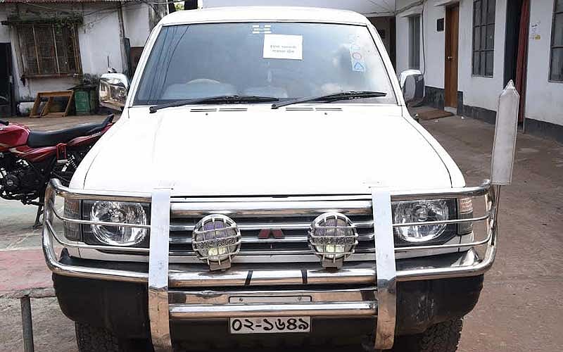 সাদা রঙের এই মিতসুবিশি পাজেরো থেকে আটক করা হয় ৫০ হাজার ইয়াবা। ছবি: প্রথম আলো