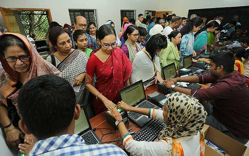 উন্নত মানের জাতীয় পরিচয়পত্র (স্মার্ট কার্ড) সংগ্রহে আজ সোমবার সকালে রাজধানীর বেইলি রোডে সিদ্ধেশ্বরী গার্লস কলেজে ১৯ নম্বর ওয়ার্ডের বাসিন্দাদের ভিড়। ছবি: জাহিদুল করিম