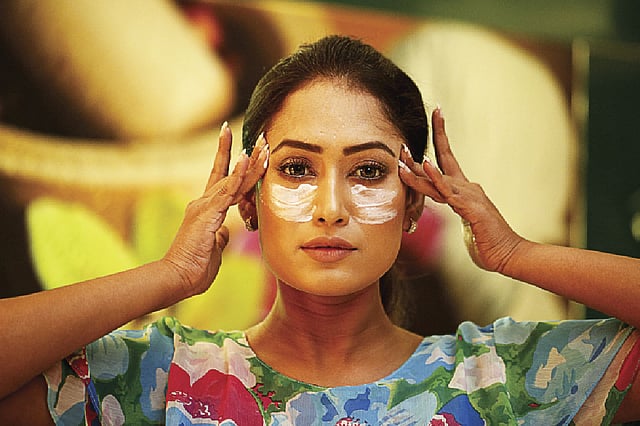 ভ্রুর মাঝখান থেকে দুই আঙুল ওপরে চলে যাবে। এবার কপালের শেষ ভাগের দিকে দুই পাশে চলে যাবে। গলায় ক্রিম মালিশ করার সময়ও ওপরের দিকে মালিশ করতে হবে।