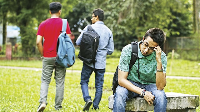 বিপদে বন্ধুর পাশে না থাকলে সে কি প্রকৃত বন্ধু? মডেল: ফাহাদ ছবি: সুমন ইউসুফ