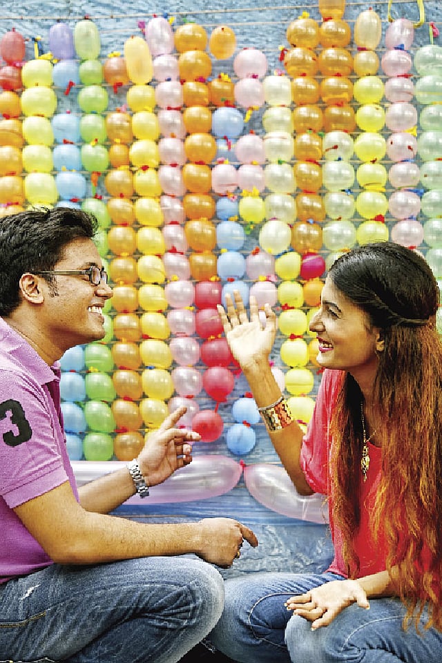 তারুণ্য মানেই তো কত রং। মডেল:  স্পৃহা ও রনি। ছবি: অধুনা