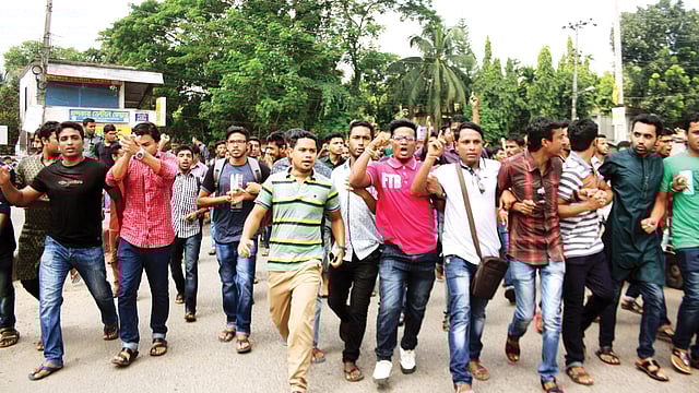 খাদিজার ওপর হামলার প্রতিবাদে গতকাল সকালে সিলেটের টিলাগড় পয়েন্টে বিক্ষোভ মিছিল করেন এমসি কলেজের শিক্ষার্থীরা l প্রথম আলো