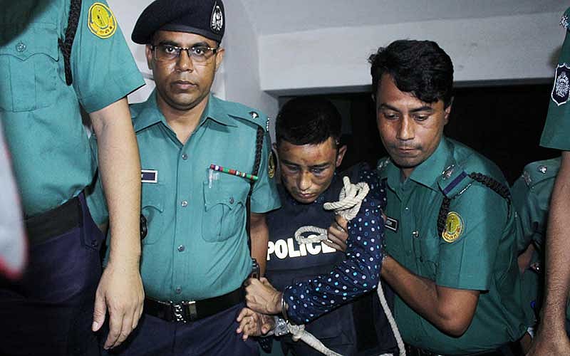 বদরুল আলমকে আজ বুধবার ওসমানী মেডিকেল কলেজ হাসপাতাল থেকে সিলেট মহানগর হাকিম আদালতে হাজির করা হয়। ছবিটি বেলা পৌনে তিনটার দিকে আদালত প্রাঙ্গণ থেকে তোলা। ছবি: আনিস মাহমুদ