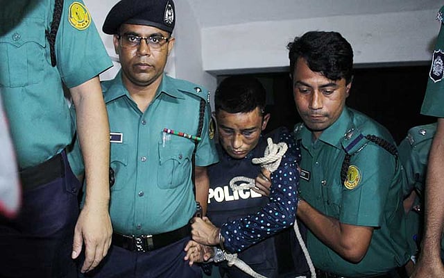 বদরুল আলমকে আজ বুধবার ওসমানী মেডিকেল কলেজ হাসপাতাল থেকে সিলেট মহানগর হাকিম আদালতে হাজির করা হয়। ছবিটি বেলা পৌনে তিনটার দিকে আদালত প্রাঙ্গণ থেকে তোলা। ছবি: আনিস মাহমুদ