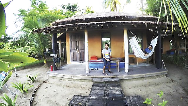 মারমেইড বিচ রিসোর্টে দোলনায় দুলছেন মা