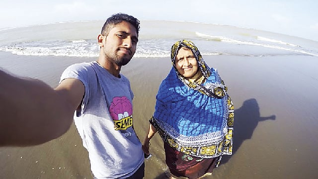 মায়ের সঙ্গে কক্সবাজার সমুদ্র সৈকতে সেলফি তুলছেন আবু সাঈদ