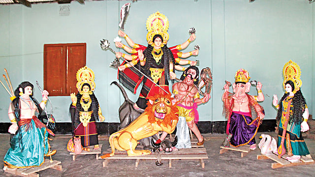 খাগড়াছড়ির পানছড়ি কুড়াদিয়া ছড়া সর্বজনীন দুর্গাপূজার মণ্ডপে এবার দুর্গাপ্রতিমাকে দেখা যাবে ত্রিপুরা সাজে। ছবিটি ৩ অক্টোবর সকালে তোলা l নীরব চৌধুরী