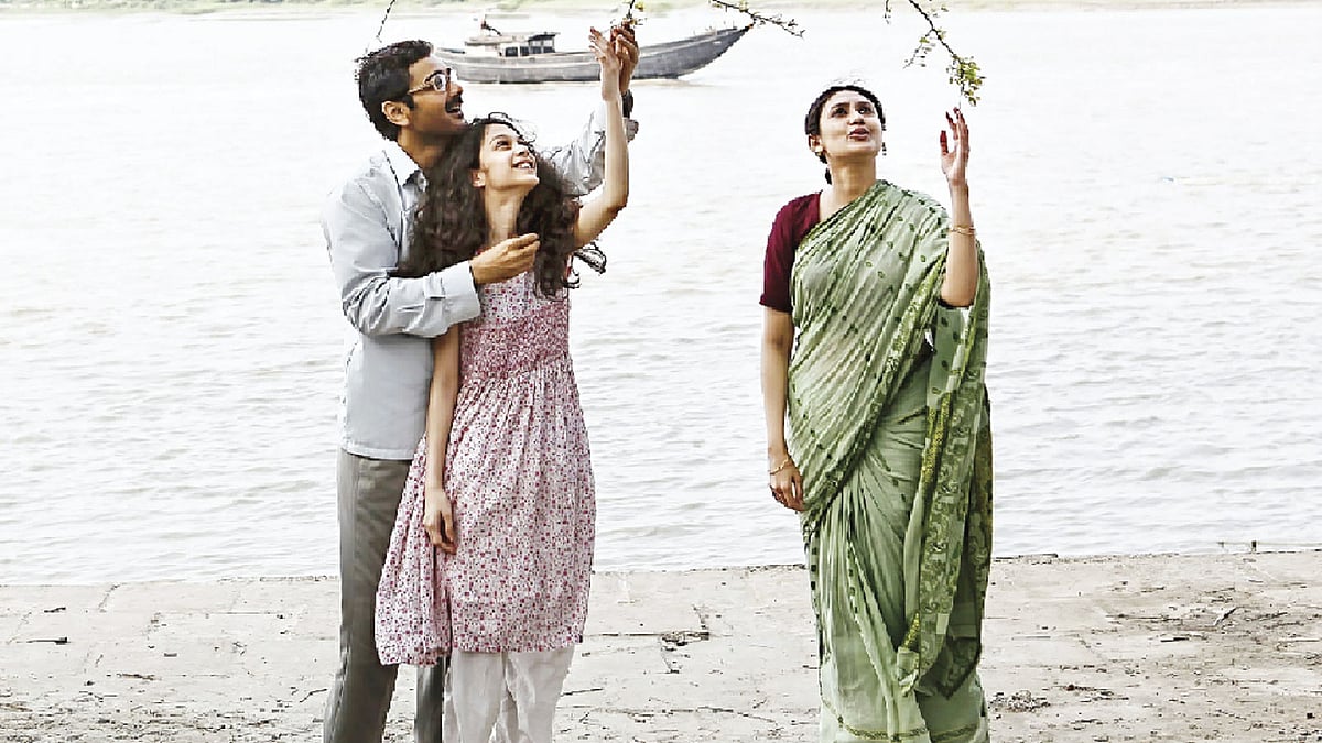 যৌথ প্রেযাজনায় নির্মিত হয়েছিল শঙ্খচিল ছবিটি