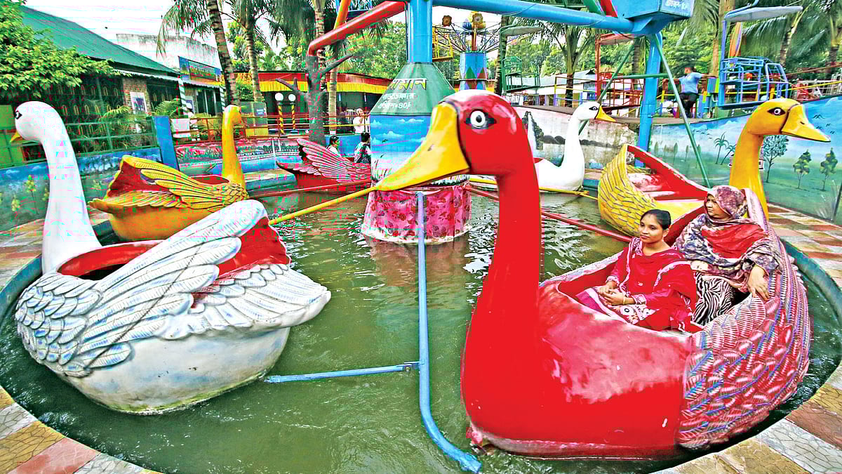 মিরপুরে তামান্না ওয়ার্ল্ড ফ্যামিলি পার্কে পরিবার পরিজন নিয়ে ঘুরতে আসেন অনেকেই l প্রথম আলো