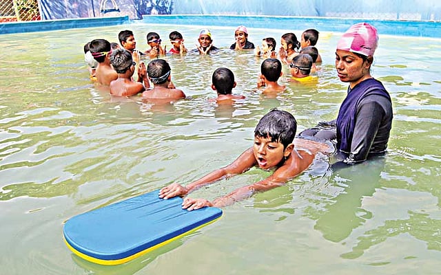রাজধানীর আগারগাঁওয়ের লায়ন্স অগ্রগতি শিক্ষা নিকেতনের পুলে সাঁতার শেখায় ব্যস্ত শিশুরা। সম্প্রতি তোলা ছবি l প্রথম আলো
