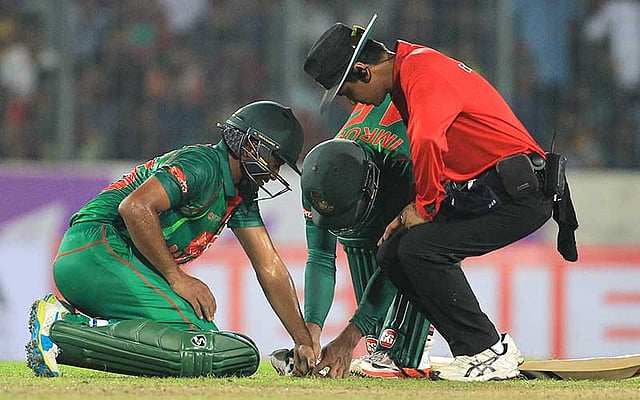 কাল খেলতে খেলতেই পেশিতে টান পড়েছিল সাকিবের। ম্যাচ শেষে তো কলজেতেই টান পড়ল বাংলাদেশের! ছবি: প্রথম আলো