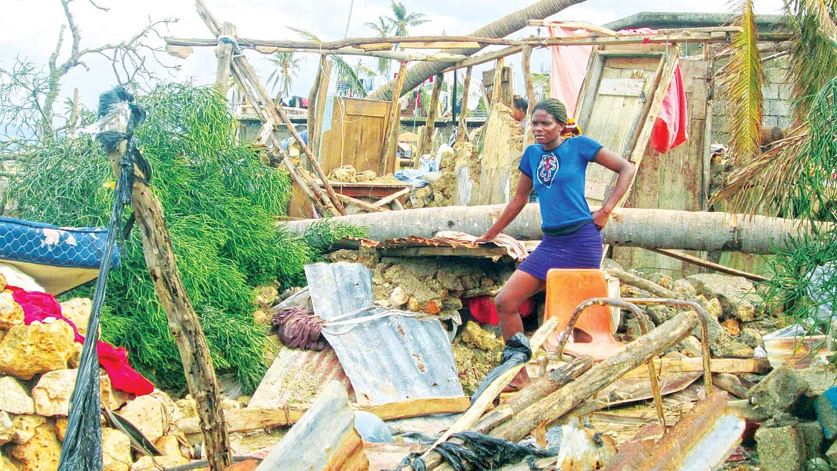 শক্তিশালী সামুদ্রিক ঝড় ম্যাথিউর আঘাতে তছনছ হয়ে গেছে হাইতির জেরেমি শহর। বলা হচ্ছে, এ দুর্যোগের রেশ কাটিয়ে উঠতে সময় লাগবে দারিদ্র্যপীড়িত দেশটির। গতকালের ছবি l এএফপি