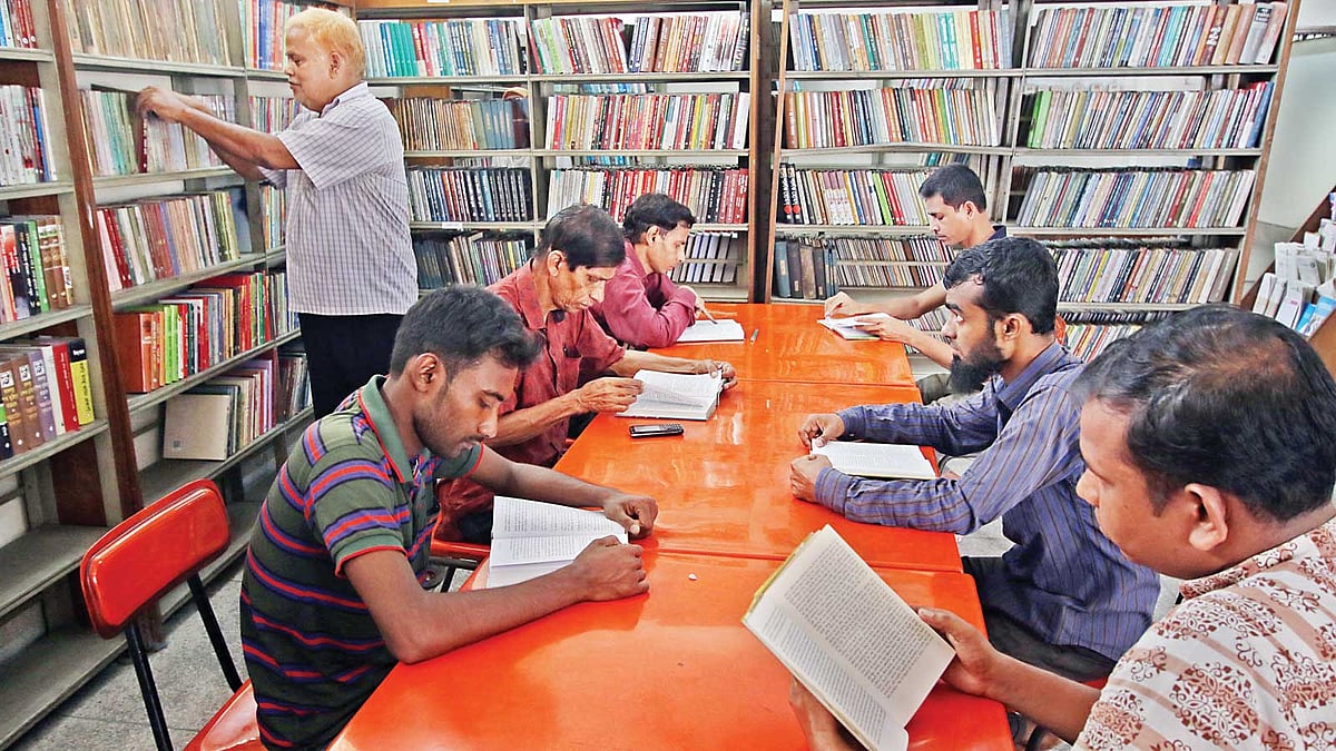 জাতীয় গ্রন্থকেন্দ্রের মহানগর লাইব্রেরি। মঙ্গলবার তোলা ছবি l প্রথম আলো