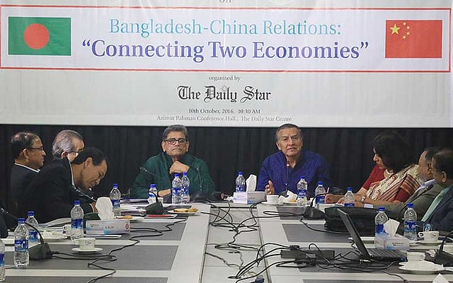 চীনের প্রেসিডেন্টের আসন্ন ঢাকা সফর উপলক্ষে ডেইলি স্টার ভবনে আজ সোমবার সকালে এক গোলটেবিল বৈঠক অনুষ্ঠিত হয়। অনুষ্ঠানে বক্তব্য রাখছেন দ্য ডেইলি স্টারের সম্পাদক মাহ্‌ফুজ আনাম। ছবি: আশরাফুল আলম