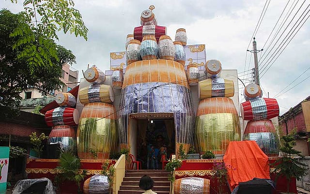 খুলনা নগরের অস্থায়ী দুর্গাপূজার মণ্ডপগুলোতে বিভিন্ন কারুকার্যের ছোঁয়া দেখা যায়। ছবিটি আজ সোমবার শহরের বড়বাজার পূজামণ্ডপ থেকে তোলা। ছবি: মো. সাদ্দাম হোসেন