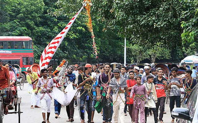 পবিত্র আশুরা সামনে রেখে রাজধানীর বিভিন্ন এলাকায় চলছে তাজিয়া মিছিলের প্রস্তুতি। মিছিলটি মোহাম্মদপুর থেকে হোসনি দালানের দিকে যাচ্ছে। ছবিটি আজ সোমবার দুপুরে ঢাকা বিশ্ববিদ্যালয়ের টিএসসি এলাকা থেকে তোলা। ছবি: আশরাফুল আলম
