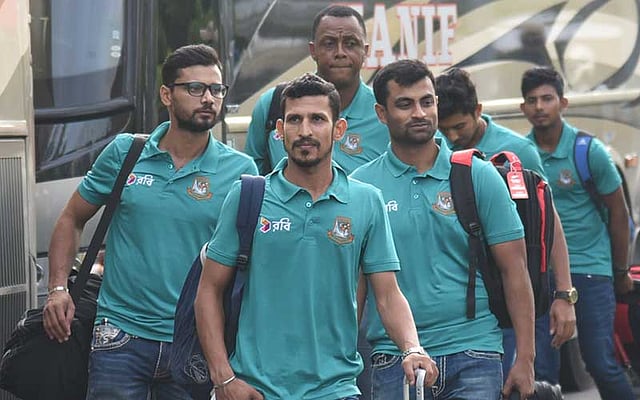 বাংলাদেশ ও ইংল্যান্ড ক্রিকেট দলের সদস্যরা চট্টগ্রামে পৌঁছায় সোমবার বিকেলে। ছবিটি নগরীর র‍্যাডিসন ব্লু হোটেল থেকে তোলা। ছবি: প্রথম আলো
