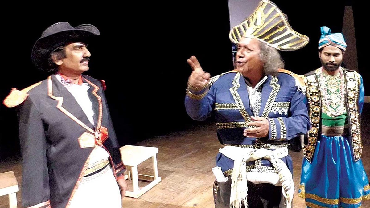 ‘সিরাজ যখন নবাব সিরাজউদ্দৌলা’ নাটকের একটি দৃশ্য।