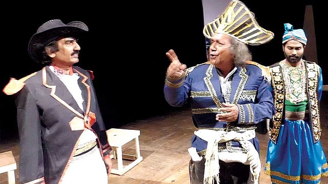 ‘সিরাজ যখন নবাব সিরাজউদ্দৌলা’ নাটকের একটি দৃশ্য।