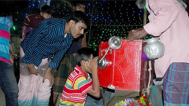 দুর্গা পূজার মেলায় আসা বায়োস্কোপ দেখছে এক শিশু। ছবিটি রোববার খুলনার দৌলতপুর এলাকা থেকে তোলা। ছবি: মো. সাদ্দাম হোসেন