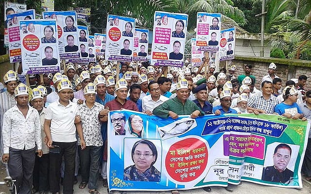 মা ইলিশ রক্ষায় চাঁদপুরের হাইমচরে আজ সোমবার সচেতনতামূলক শোভাযাত্রা বের করা হয়। ছবি: আলম পলাশ