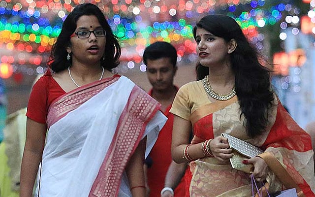 দুর্গাপূজা উদ্‌যাপনের জন্য ঘুরতে বেরিয়েছেন দুই তরুণী। ছবিটি আজ সোমবার ঢাকেশ্বরী মন্দির এলাকা থেকে তোলা। ছবি: আশরাফুল আলম