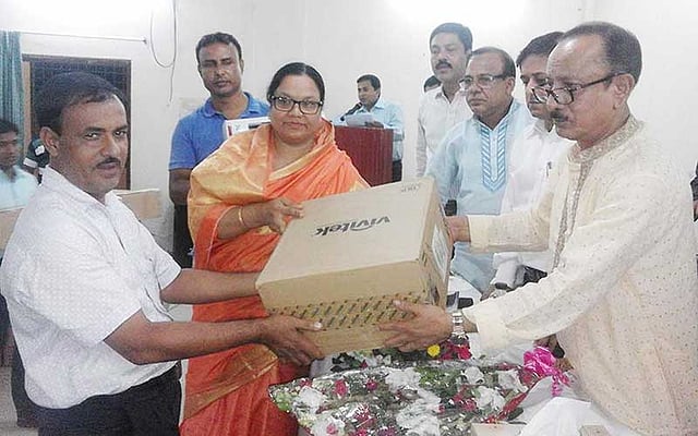 দিনাজপুরের পার্বতীপুরে ১৩টি প্রাথমিক শিক্ষাপ্রতিষ্ঠানকে শিক্ষা উপকরণ বিতরণ করেন প্রাথমিক ও গণশিক্ষামন্ত্রী মোস্তাফিজুর রহমান। ছবিটি আজ সোমবার উপজেলা হলরুম থেকে তোলা। ছবি: প্রথম আলো